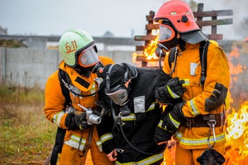 Obraz premium firefighters, rescuers, victim rescue