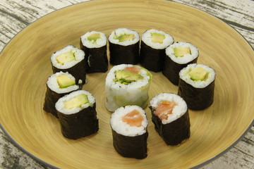 Makis dans un bol en bambou