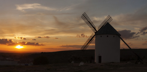 Obraz premium PUESTA DE SOL Y MOLINO