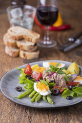 Salat Nicoise auf einem hölzernen Hintergrund