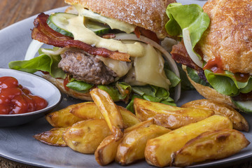 Nahaufnahme von hausgemachten Burgern