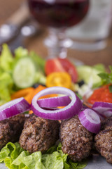 Nahaufnahme von Cevapcici auf einem Teller