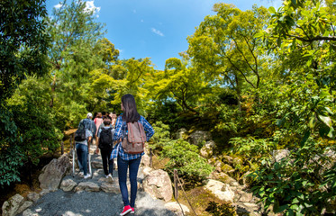 Obraz premium Tourists walking in Kinkakuji Temple 