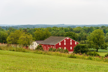 Obraz premium Red Barn on Gettysburg Farmland