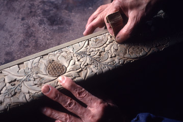 伝統工芸の堆朱、塗りの下準備、ヤスリがけ