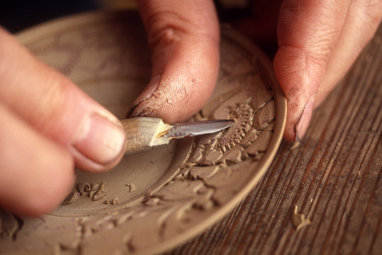 伝統工芸の堆朱、木彫り作業