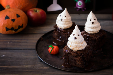 Brownie with ghosts of meringue as the idea of a dessert for Halloween