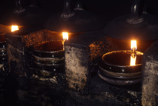 伝統工芸の墨を作るための煤を採取する作業