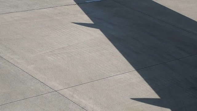 旅客機が滑走路を移動する様子（バック中/翼のシルエット）