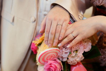 Obraz na płótnie Canvas 結婚指輪とウエディングブーケ