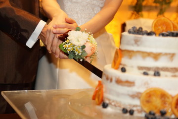 幸せのウエディングケーキ入刀