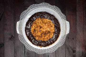 Bienenstich auf Mahagoni Holzuntergrund