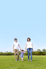 青空をバックに芝生の公園で幼い女の子と手を繋ぐ若い夫婦 幸せ 家族 親子 愛 絆イメージ Wall Mural Chikala 青空をバックに芝生の公園で幼い女の子と手を繋ぐ若い夫婦 幸せ 家族 親子 愛 絆イメージ Wall Mural Chikala