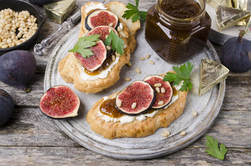 Sandwiches with figs