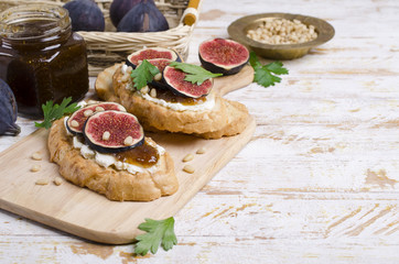 Sandwiches with figs