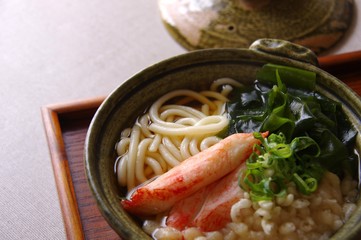 ワカメとカニカマのうどん