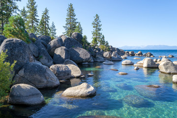 Crystalline water at Sand Harbor in Lake Tahoe - obrazy, fototapety, plakaty