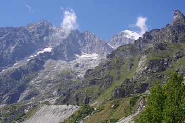 Naklejka premium Mountain landscape with a glacier and forest on a sunny summer day