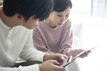 夫婦が、家計のやり繰りしている