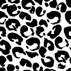 Seamless black and white leopard pattern. Animal skin grunge texture. Vector illustration.