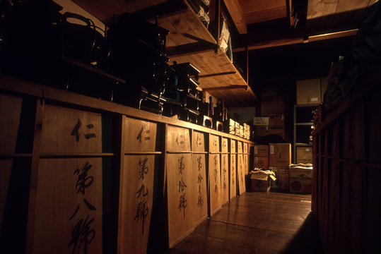 伝統工芸の輪島塗、製品を保管している倉庫