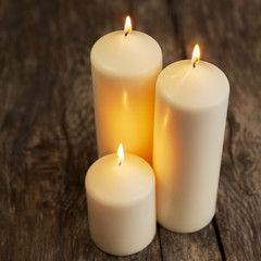 Fototapeta na wymiar trois bougies décoratives