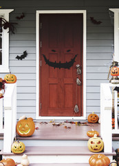 Fototapeta premium Halloween pumpkins and decorations outside a house