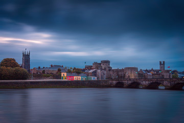 Obraz premium Beautiful panoramic view over medieval King John's Castle and River Shannon in Limerick city, Republic of Ireland