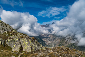Blick durch die Wolken auf den Unteraargletscher und Grimselsee