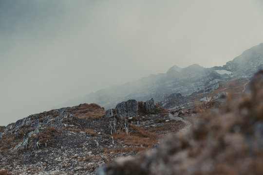 Fototapeta Hütte im Nebel am Grimselpass