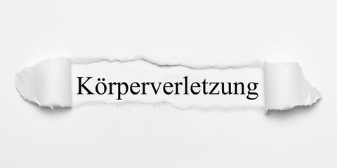 Körperverletzung auf weißen gerissenen Papier