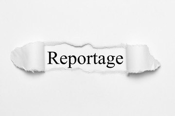 Reportage auf weißen gerissenen Papier