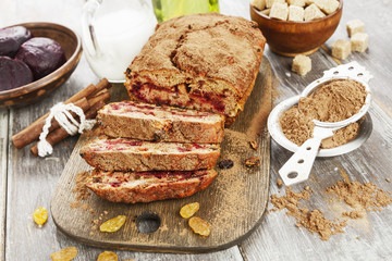 Beetroot pie with raisins