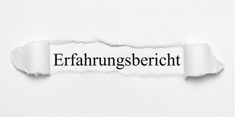 Erfahrungsbericht auf weißen gerissenen Papier