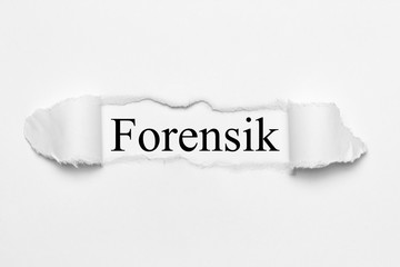 Forensik auf weißen gerissenen Papier
