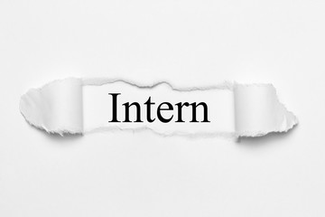 Intern auf weißen gerissenen Papier
