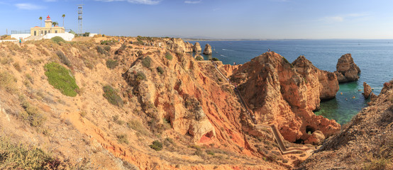 Panorama der Felsenküste beim Ponta da Piedade mit Leuchtturm in Lagos an der Algarve