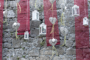 Cuori e lampade in addobbi per manifestazioni 