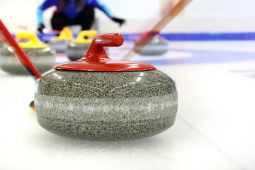 Curling, zespołowa gra na lodzie. - obrazy, fototapety, plakaty