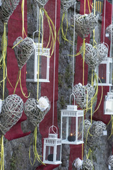 Lampade e cuori in addobbi per cerimonie