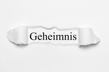 Geheimnis auf weißen gerissenen Papier