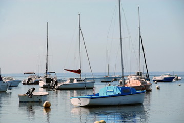 Fototapeta premium Ville d'Arès, bateaux à marée basse, département de Gironde, France