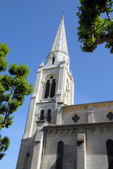 Fototapeta na wymiar Ville d'Arès, Eglise Saint-Vincent-de-Paul et place de l'église, département de Gironde, France