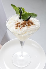 helado de nata con menta fresca en copa. ice cream with fresh mint in a glass.