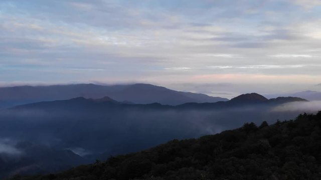 四国カルスト, 天狗高原, 山並みと雲海を映しながらゆっくり右旋回
