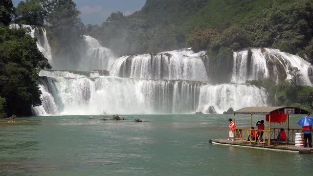 View of the falls from Vietnam during the rainy season when the flow is at its maximum Ban Gioc -Detian Falls&nbsp;(Vietnamese: th&aacute;c Bản Giốc,  is a collective name for two waterfalls on the&nbsp;Qu&acirc;y Sơn River
