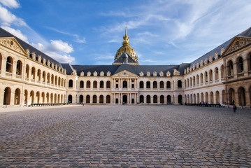 Paris, France - August 13, 2017. Court of honor in Palace Les Invalides, or National Residence of the Invalids courtyard. Complex of museums and monuments relating to military history of France. - obrazy, fototapety, plakaty