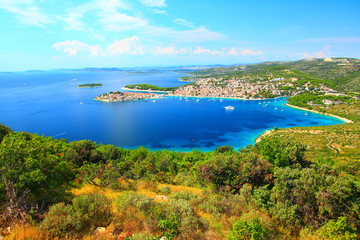 Fototapeta premium Gorgeous blue sea and beautiful beach in Primosten, Croatia