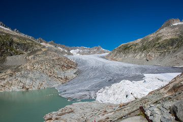 Rhonegletscher mit Gletschersee im Hochsommer