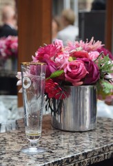 Blumenstrauß mit roten und pinken Rosen auf einem Tresen